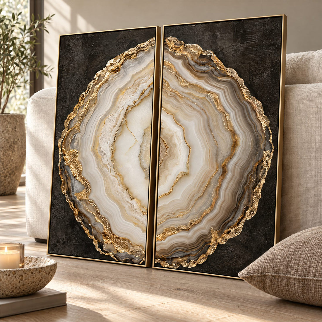 Close view of the agate banding and thick gold leaf crust